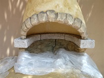 Zahradní betonový krb Čertova pec - detail ohniště,  stavba krbu v Dřevohosticích