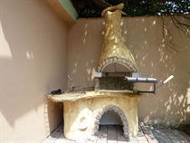 Zahradní betonový krb Čertova pec - finální podoba krbu s kamem a nářadím,  stavba krbu