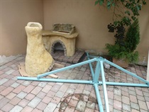Zahradní betonový krb Čertova pec - příprava na komín krbu,  stavba krbu v Dřevohosticích
