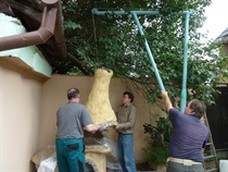 Zahradní betonový krb Čertova pec - zvedání komínu,  stavba krbu v Dřevohosticích