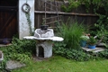 zahradní betonový krb rožniště - šedá patina