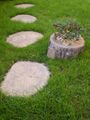 Betonový nášlapný kámen gardenabeton v trávníku